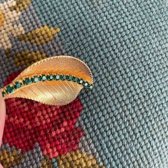 Vintage Gold Tone Leaf Emerald Green Rhinestone Costume Brooch Pin - Picture 5 of 5